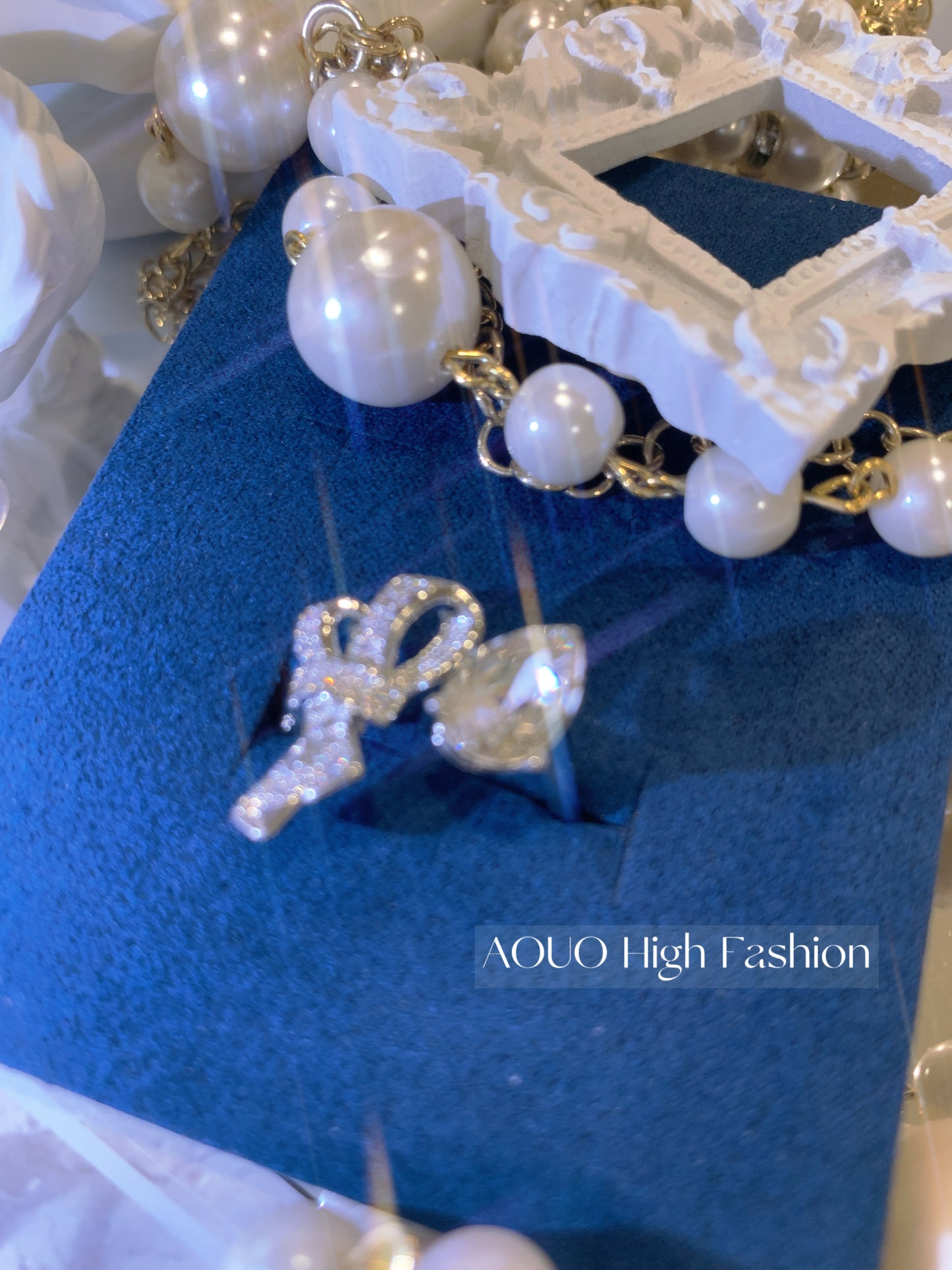 Bows’ tear drop ring