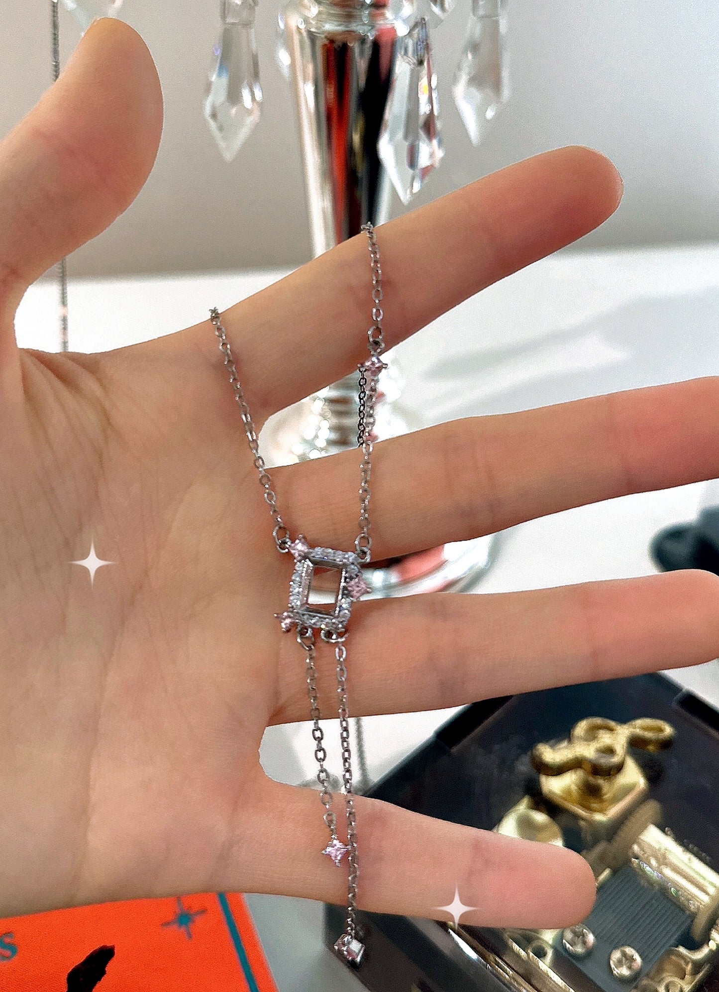 The mirror necklace
